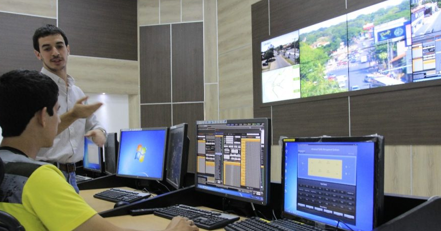Un conjunto de cámaras de monitoreo del trafico para la capital de Paraguay
