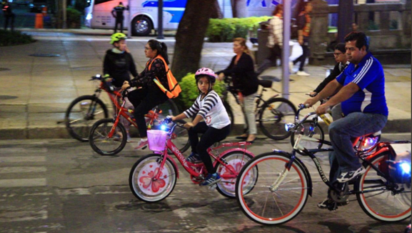 Por ocasião da primavera, um sábado com passeio de bicicleta noturno na Cidade do México