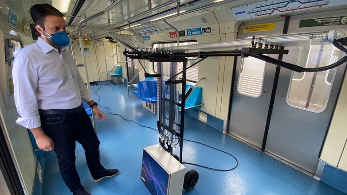 Governo de São Paulo, no Brasil, testa robô com lâmpadas que emitem luz ultravioleta (UV) para desinfecção interna de trens metropolitanos e carros do metrô