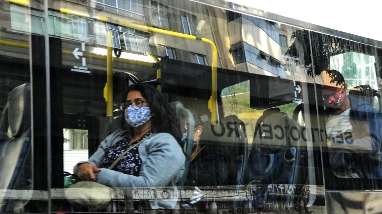 Uma pesquisa da empresa pública que administra o transporte coletivo de São Paulo, Brasil, indica que as mulheres são maioria entre os passageiros dos ônibus urbanos e têm menor possibilidade de adotar o teletrabalho