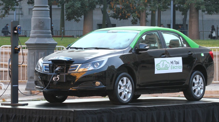 Gobierno chileno entrega los primeros vehículos del Programa Mi Taxi Eléctrico, del Ministerio de Energía, que empiezan a circular en Santiago. Este programa se extenderá a otras regiones del país
