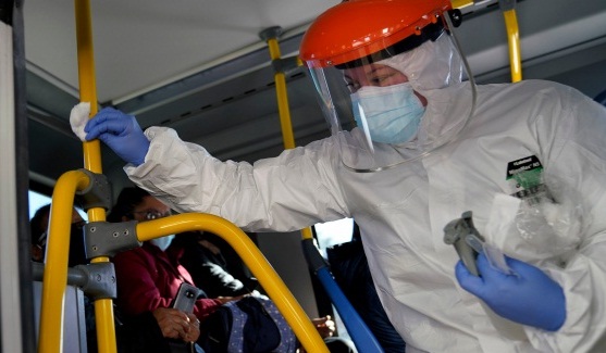 Nos ônibus de Montevidéu, após quatro estudos consecutivos com resultados negativos em 2021, em julho e agosto, foram detectados traços do vírus SARS-Cov-2 em cinco de 30 e em 12 de 30 unidades testadas, respectivamente