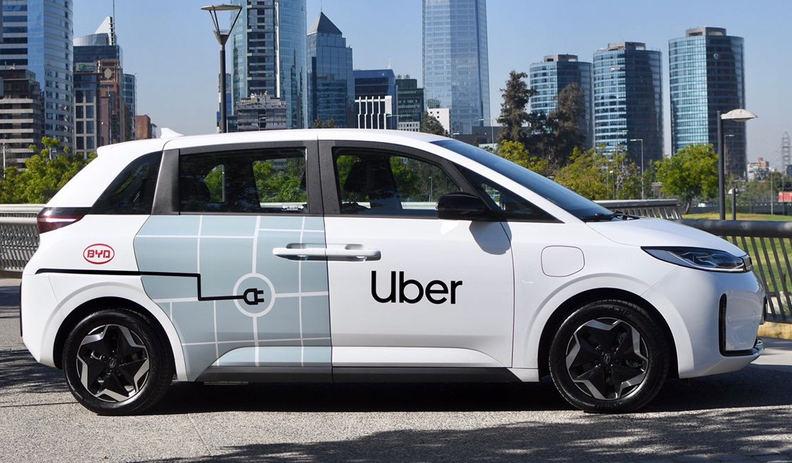 BYD y Uber anuncian “alianza estratégica” para fomentar el uso de automóviles eléctricos en viajes compartidos. Hasta fines de 2023, se pondrá a disposición de conductores de la plataforma – mediante arriendo – hasta mil vehículos eléctricos del modelo D1