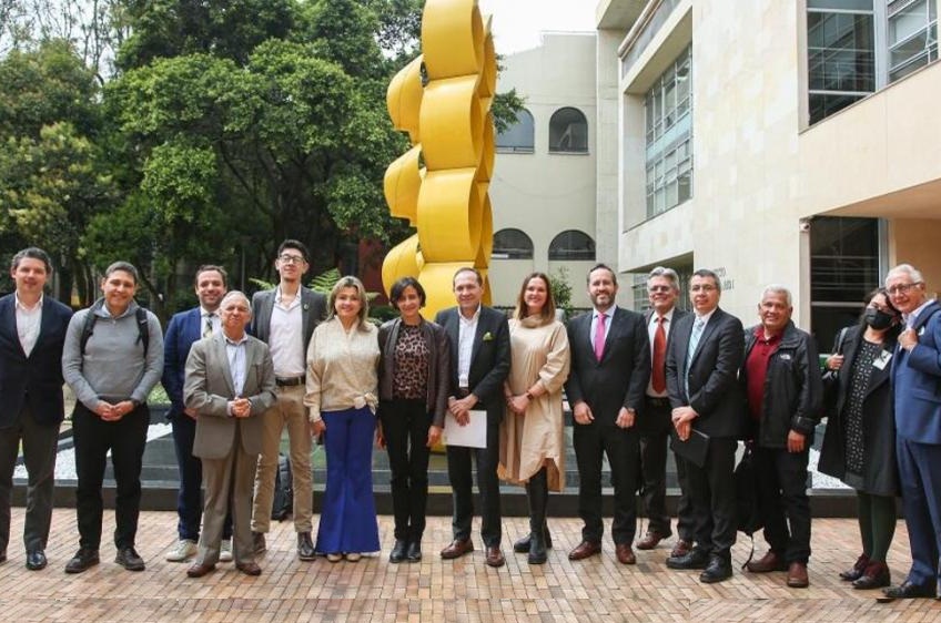 A mobilidade sustentável e o projeto do metrô estão entre os temas discutidos pela comissão conjunta de representantes de Bogotá com a equipe nomeada pelo presidente da República eleito na Colômbia