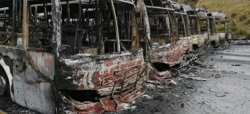 Sentencia de tres años por quemar seis buses en La Paz