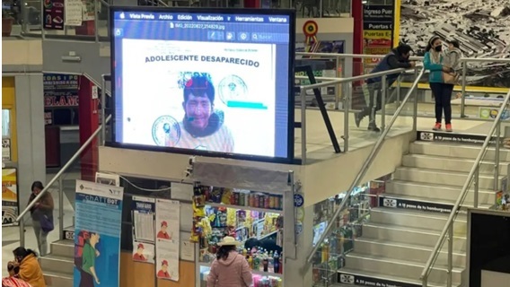La Terminal de Buses y otros puntos de La Paz, capital de Bolivia, ganaron pantallas gigantes para buscar personas desaparecidas. La iniciativa forma parte del proyecto Alerta GRIS, financiado por el gobierno español