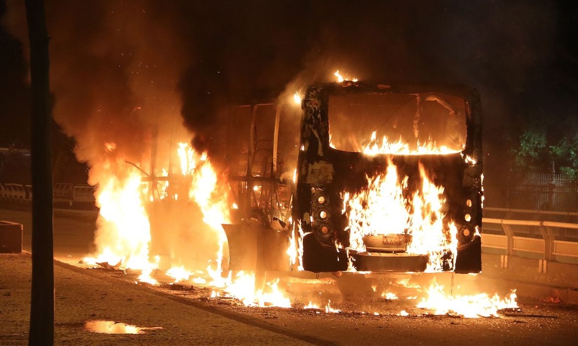 Entidade nacional brasileira que representa mais de 500 operadoras de transporte coletivo por ônibus lamenta e repudia queima de cinco ônibus em Brasília, capital do país, em 12 de dezembro
