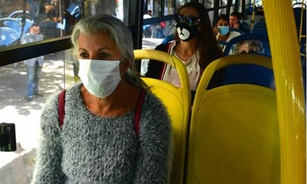 Com base em um comunicado do Ministério de Saúde Pública do Uruguai, a Intendência de Montevidéu recomendou que a população e o pessoal do transporte usem máscaras nos serviços de transporte. O uso do acessório não é obrigatório.