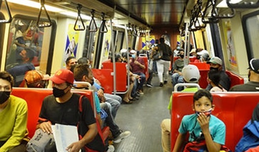 Con 70,6 km de largo, 5 líneas y 48 estaciones, el Metro de Caracas cumple 40 años de funcionamiento y forma parte de un sistema metropolitano que incluye el ‘Metrobús’ (buses), ‘Metrocable’ (teleférico) y  ‘Cabletrén’ (tren ligero por cable)
