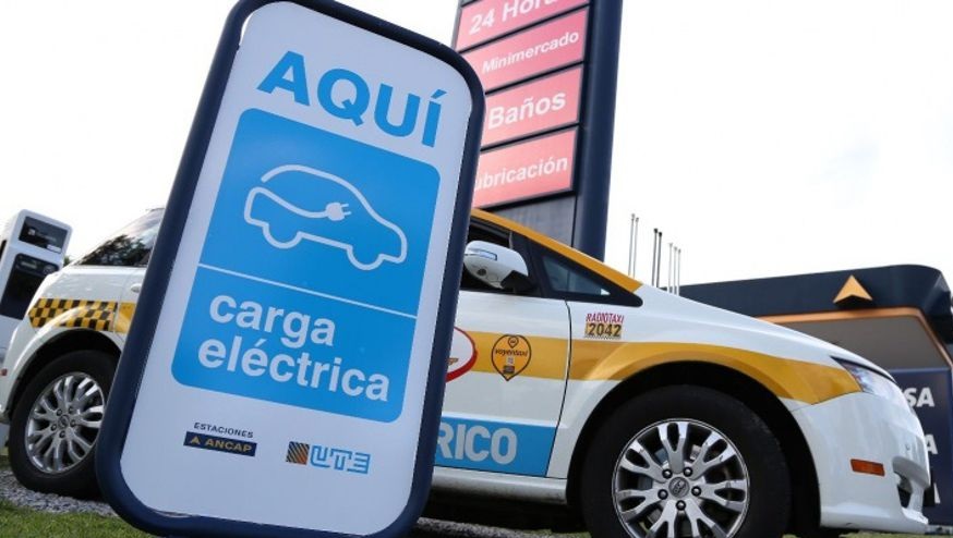 No Uruguai, o Ministério de Transportes e Obras Públicas e a Administração Nacional de Usinas Transmissões Elétricas do Estado (UTE) assinam um acordo para promover a mobilidade elétrica