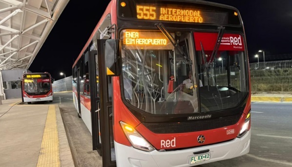 Novo serviço de ônibus permite aos usuários viajarem de qualquer ponto de Santiago do Chile até o aeroporto internacional, pagando a tarifa normal do sistema