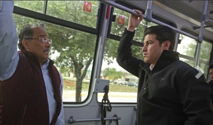 El Gobierno de Estado de Nuevo León, México, entregó, en el municipio de Escobedo, 23 nuevas unidades para el sistema de transporte rápido por autobús TransMetro