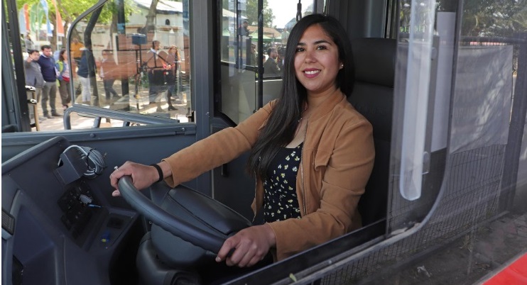 Mais mulheres como motoristas de ônibus em Santiago