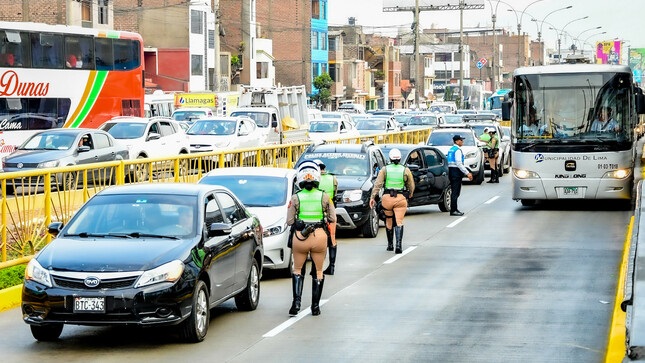 En Lima y Callao, sanciones para autos que invaden la vía exclusiva para autobuses
